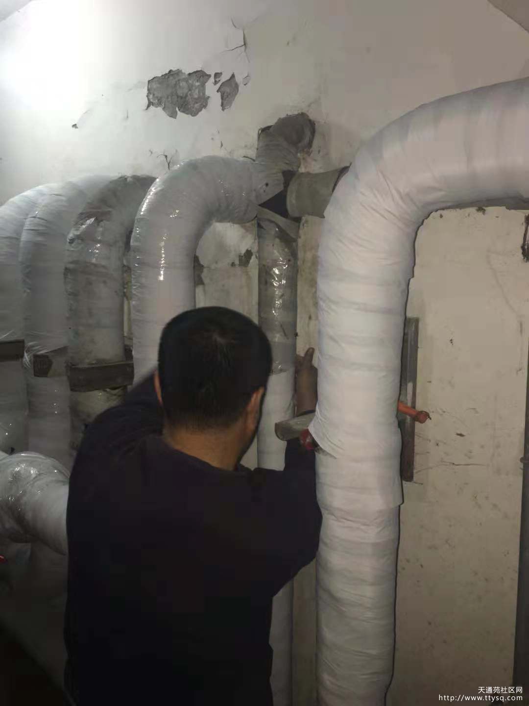地库消防管保温工作.jpg