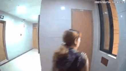 某小区监控拍下令人气愤的一幕