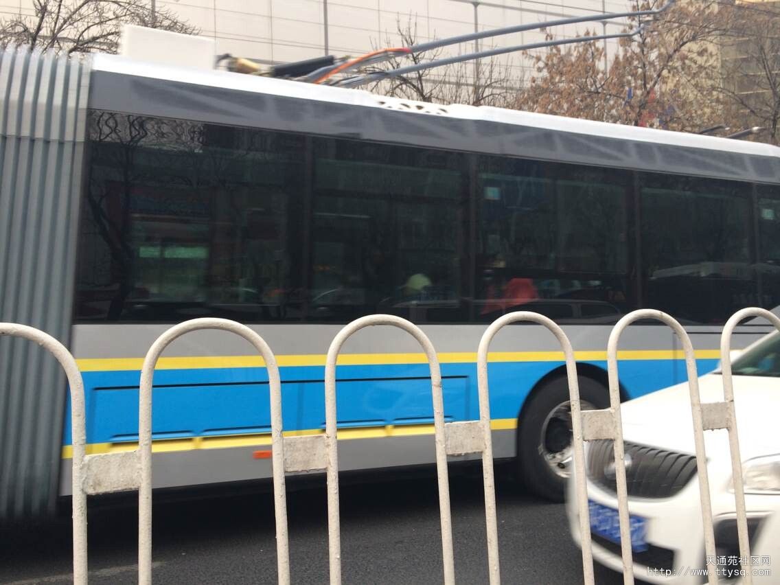 快速公交3号线无轨电车今天起开始陆续上路运营