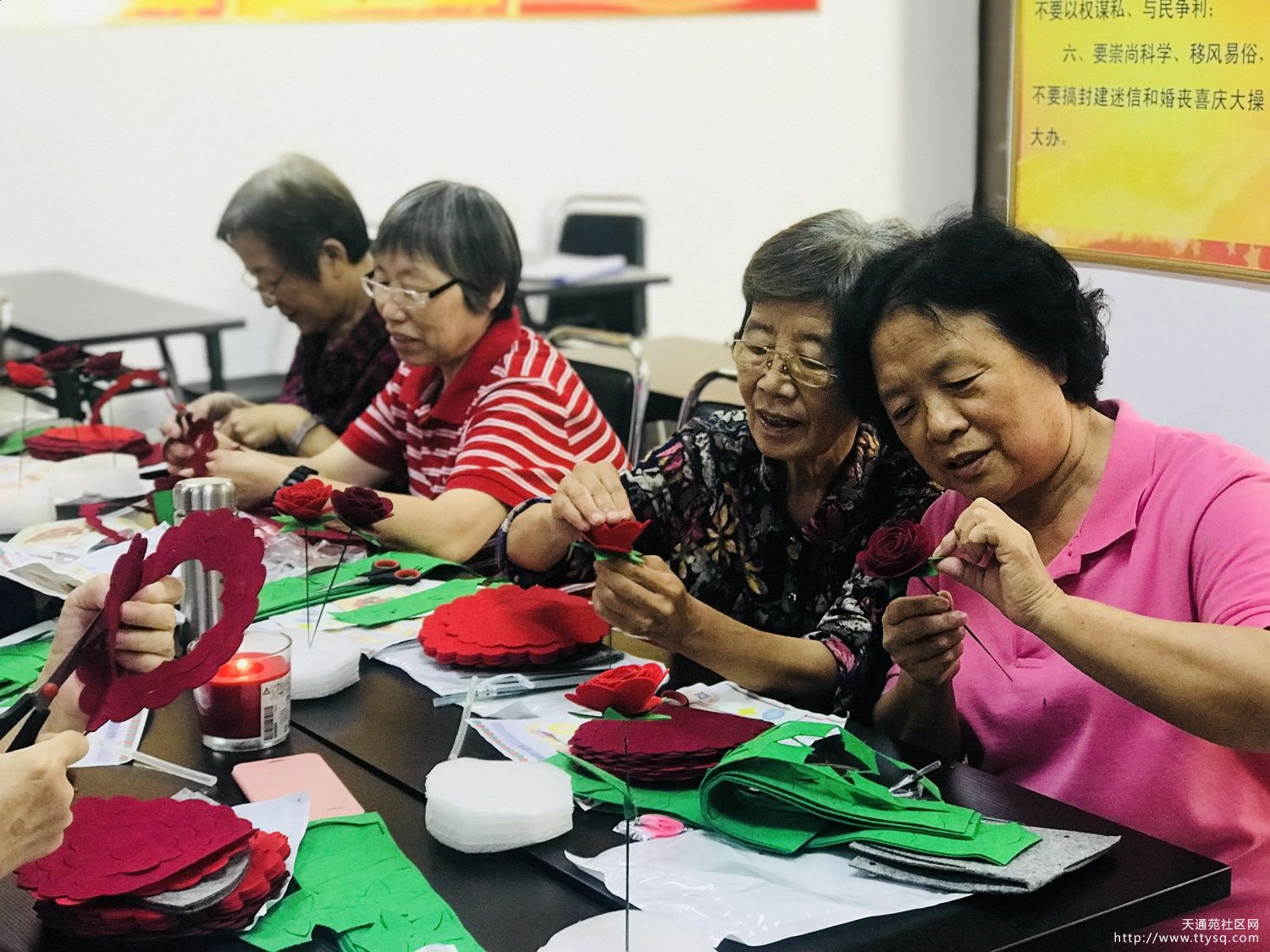 北三社区妇联举办庆教师节手工制作活动