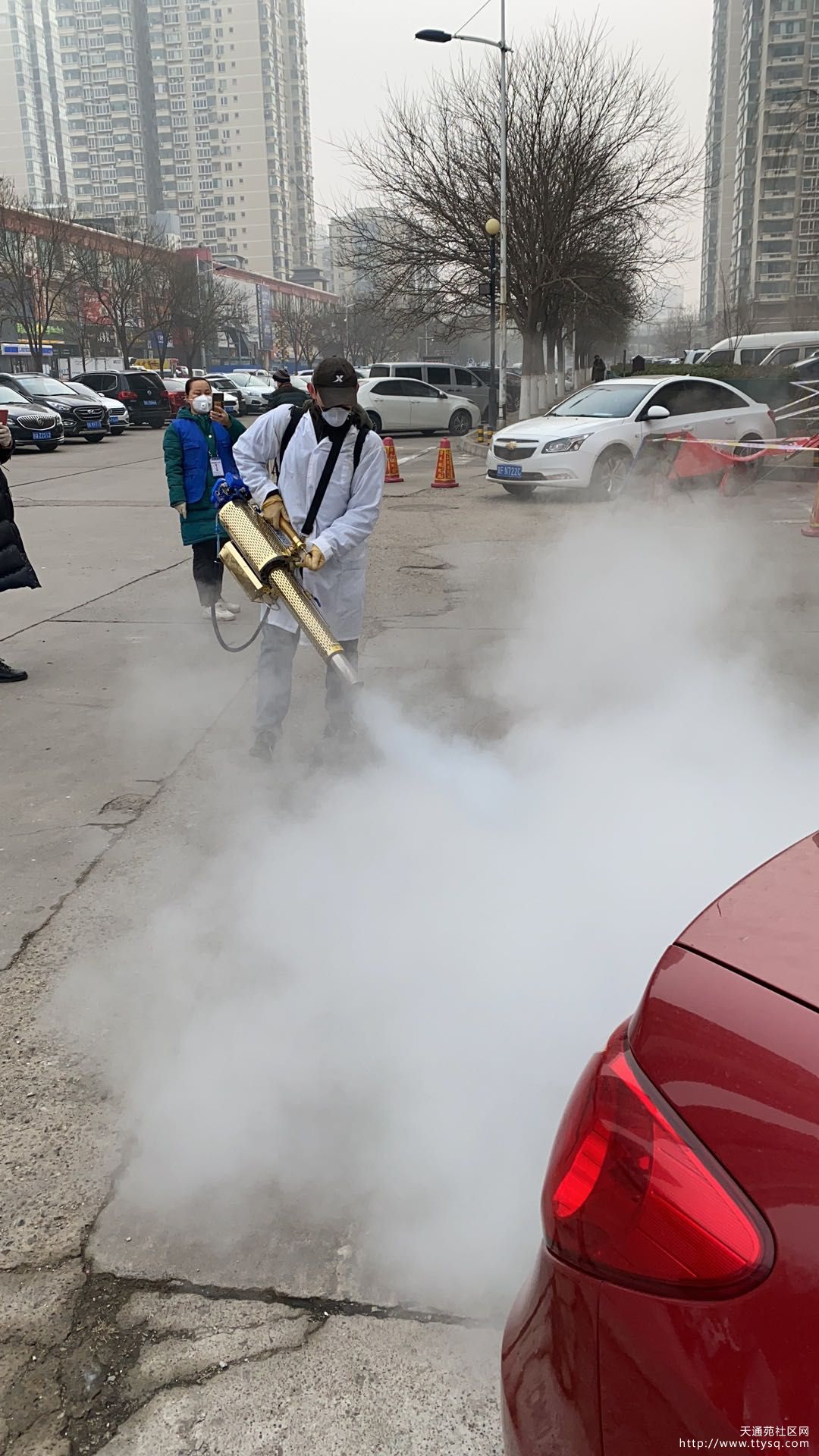 西区保洁绿化分队对公共区域消毒消杀